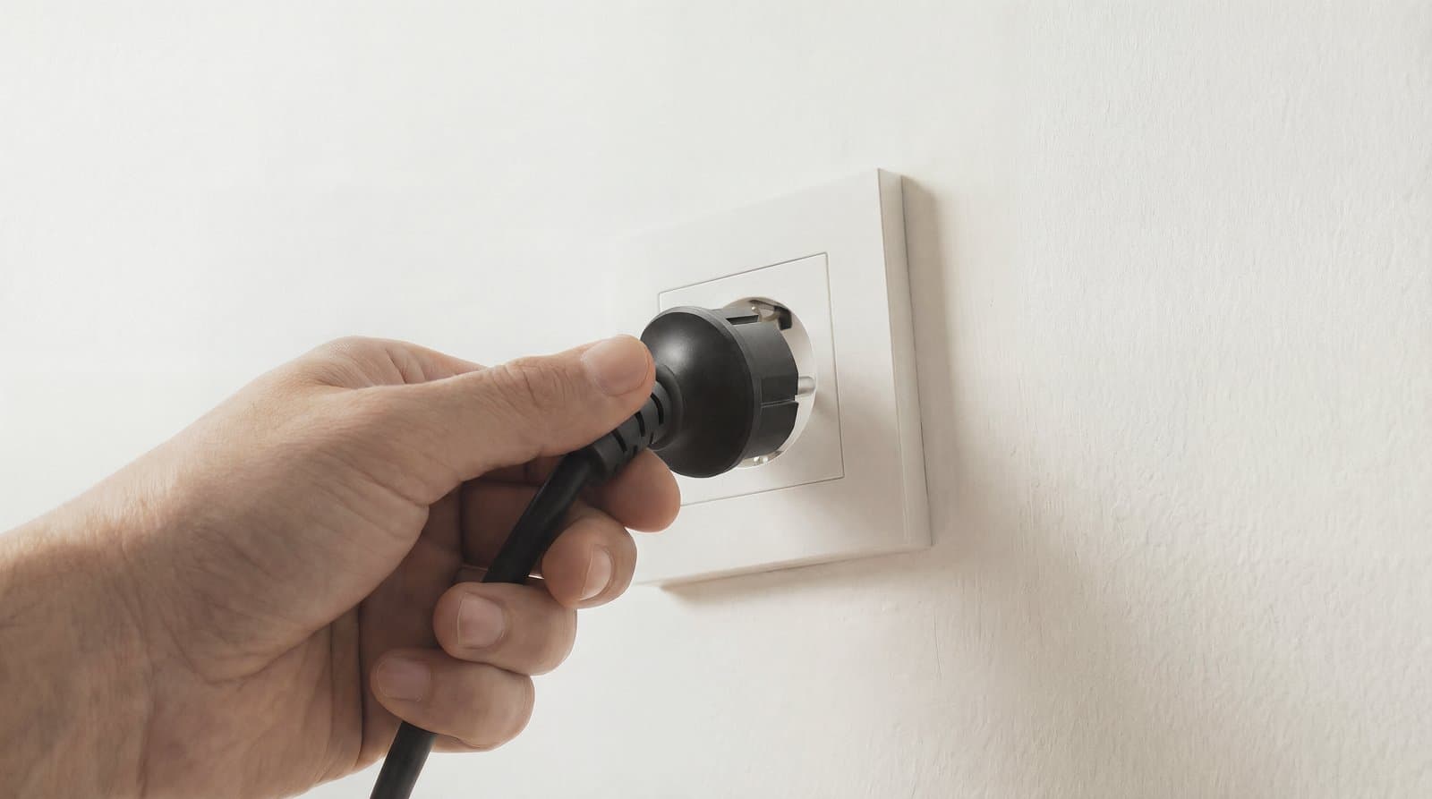 Stekker van een thuisbatterij in een geaard stopcontact